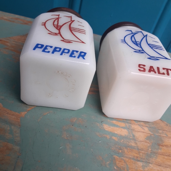 Vintage Salt and Pepper Shakers White Milk Glass Sail Boats Made in USA - Picture 3 of 16